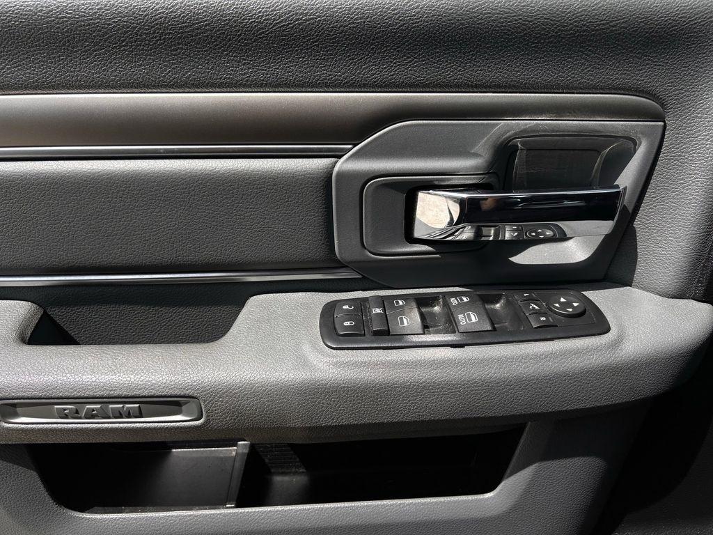 RAM 1500 SLT Crew Cab SWB 2WD 2016