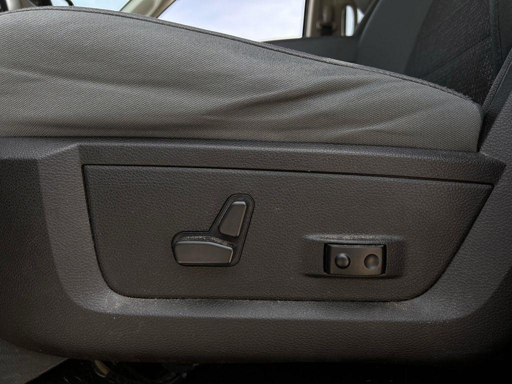 RAM 1500 SLT Crew Cab SWB 2WD 2016