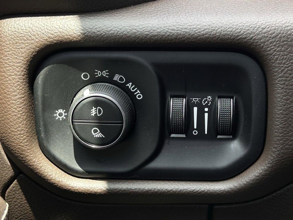 RAM 1500 Laramie Crew Cab SWB 4WD 2025