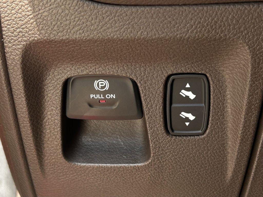 RAM 1500 Laramie Crew Cab SWB 4WD 2025