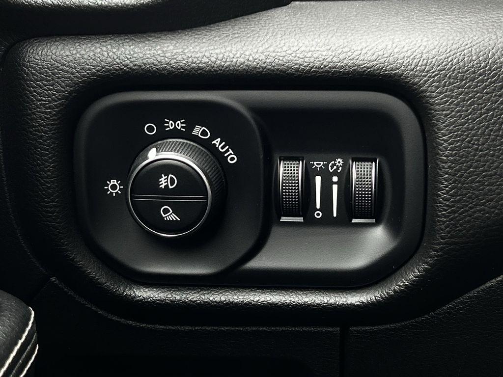 RAM 1500 Laramie Crew Cab SWB 4WD 2025