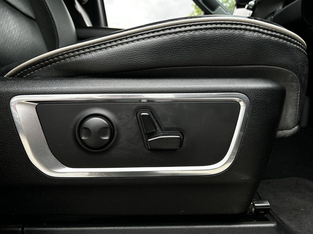 RAM 1500 Laramie Crew Cab SWB 4WD 2025