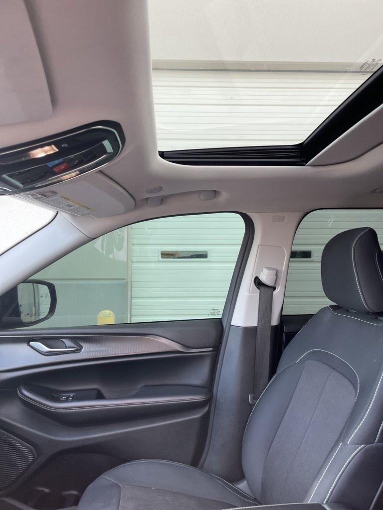 Jeep Grand Cherokee Laredo E 2WD 2023