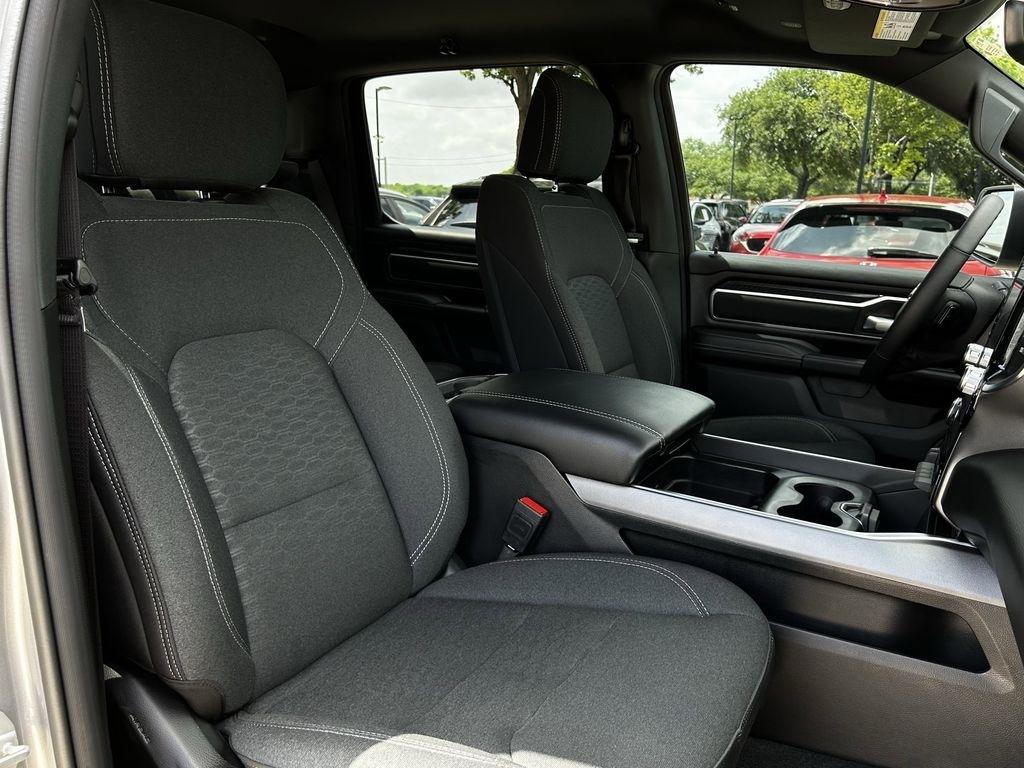 RAM 1500 Big Horn Crew Cab SWB 4WD 2025