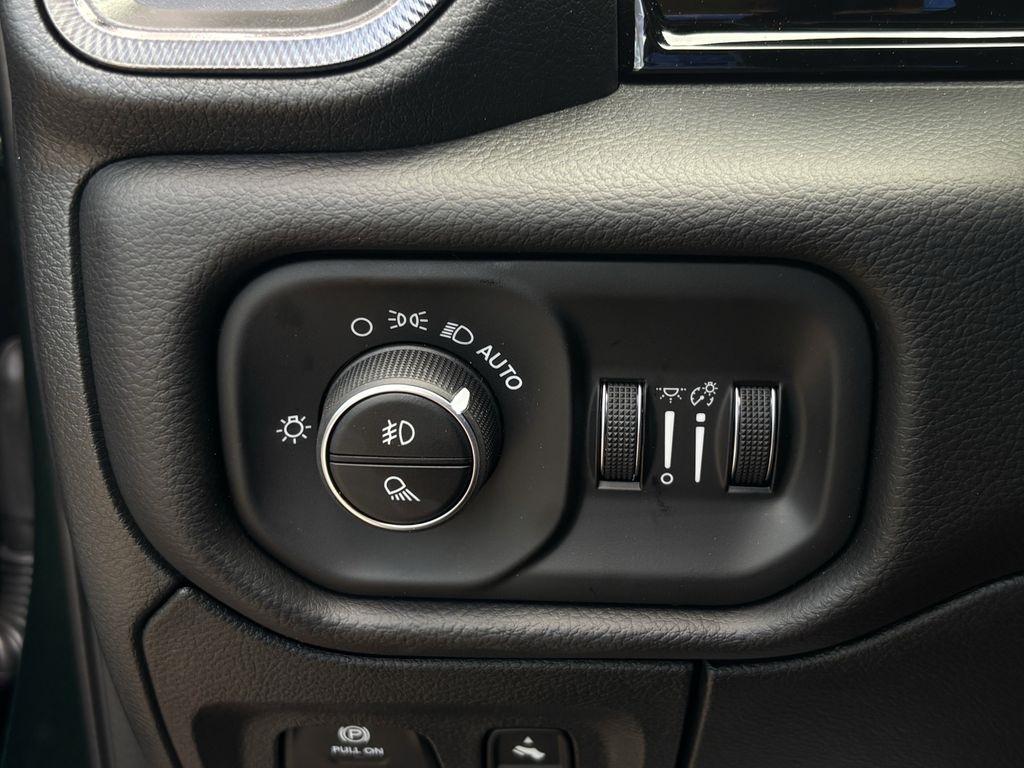 RAM 1500 Rebel Crew Cab SB 4WD 2026