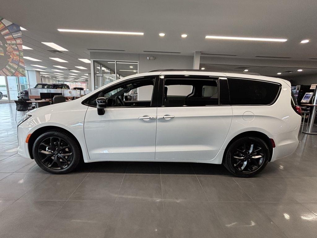 Chrysler Pacifica Limited 2027