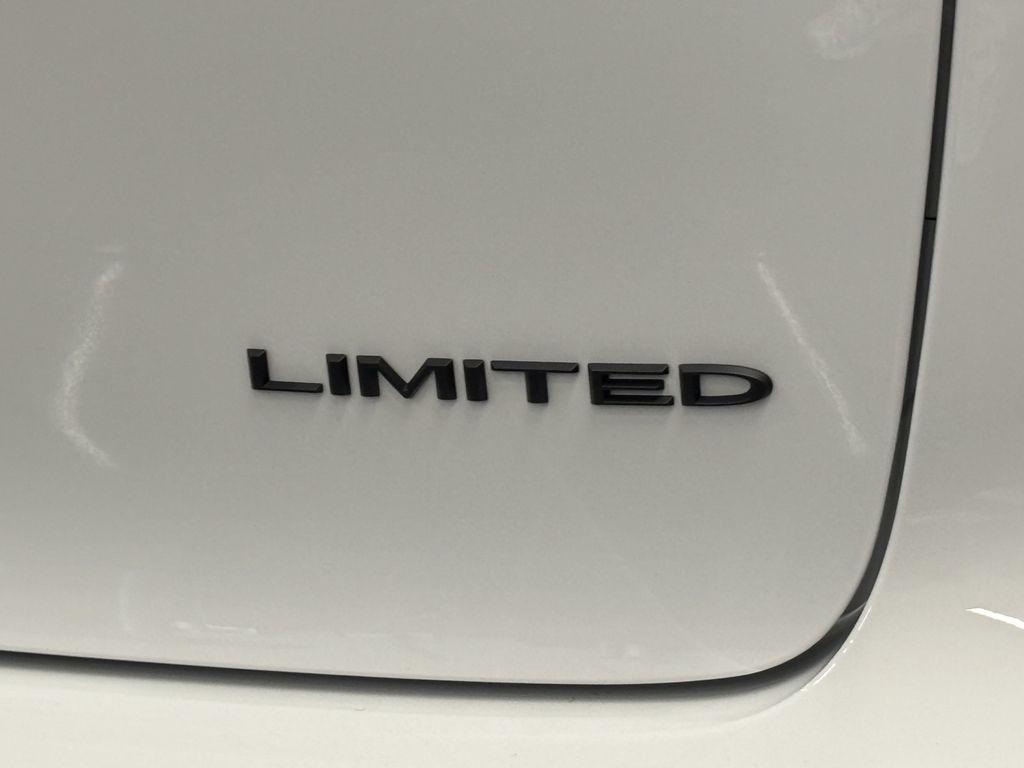 Chrysler Pacifica Limited 2027