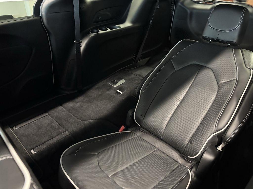 Chrysler Pacifica Limited 2027