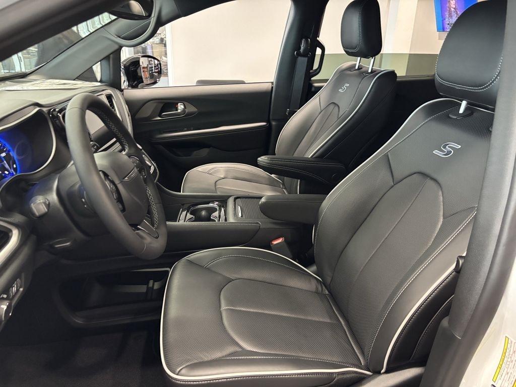 Chrysler Pacifica Limited 2027