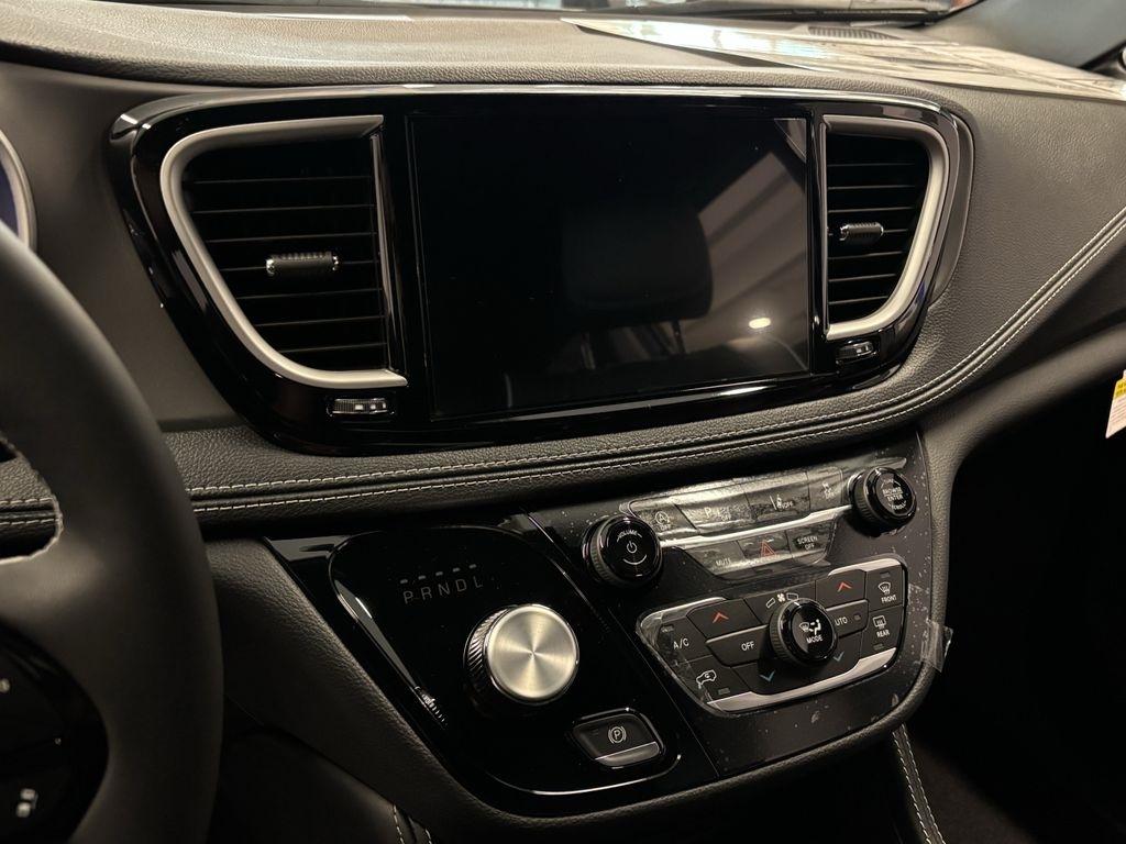 Chrysler Pacifica Limited 2027