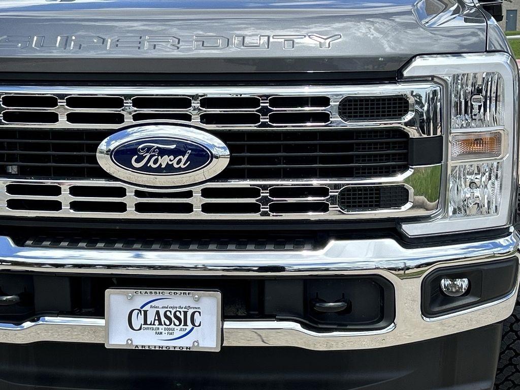 Ford F-250 SD XLT Crew Cab 4WD 2025