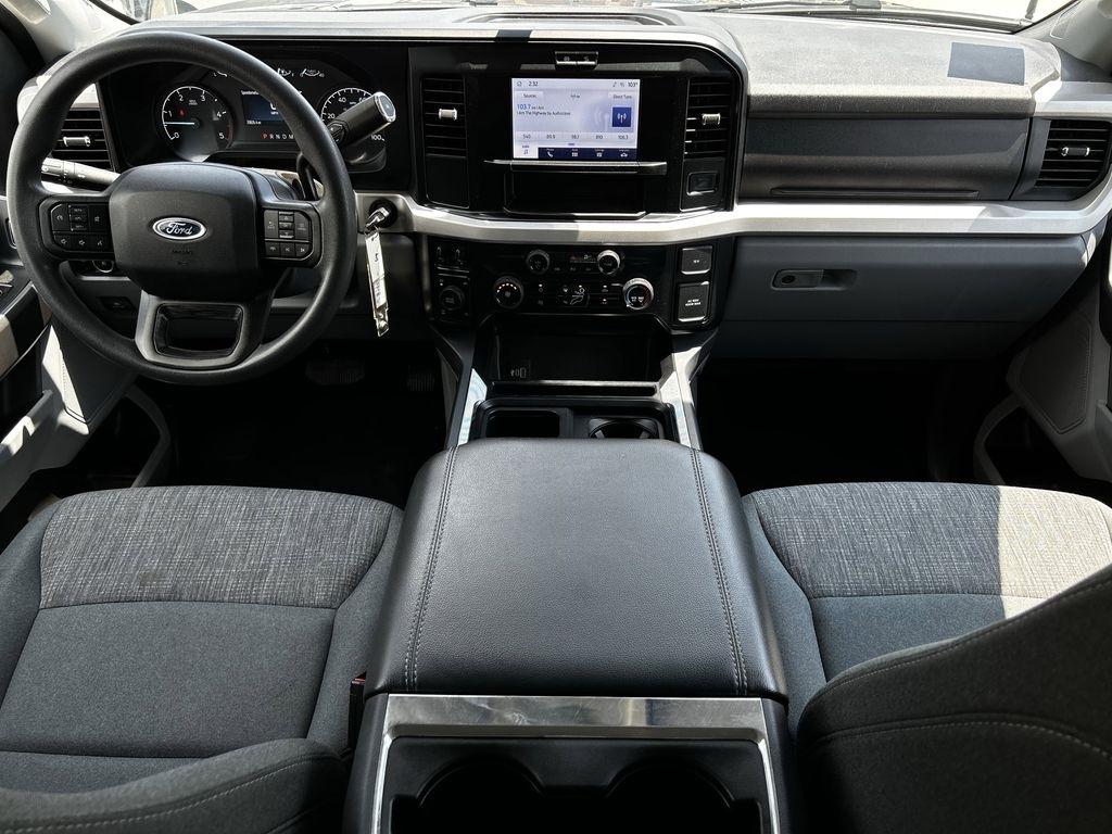 Ford F-250 SD XLT Crew Cab 4WD 2025