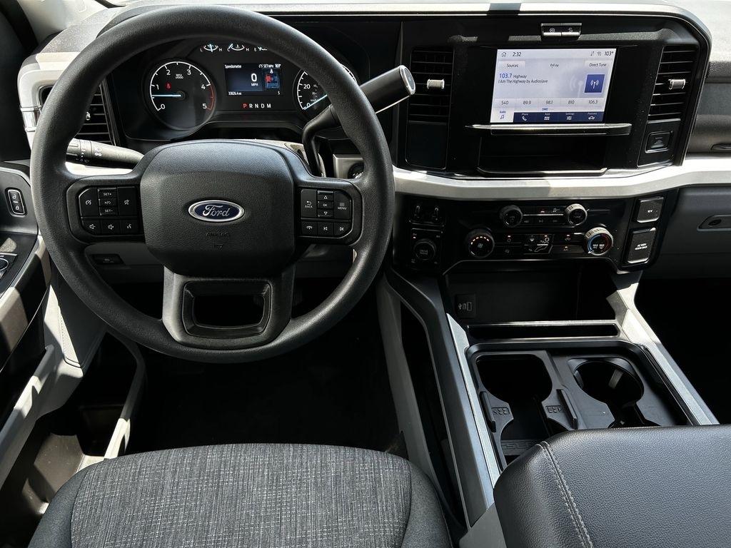 Ford F-250 SD XLT Crew Cab 4WD 2025