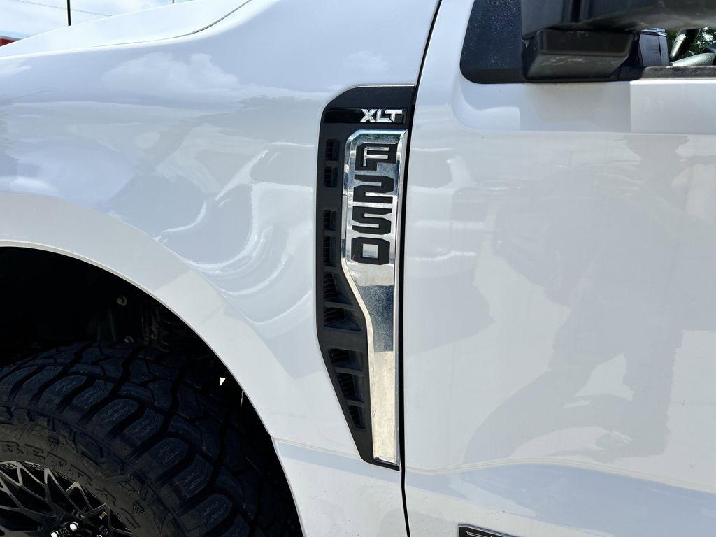 Ford F-250 SD XLT Crew Cab 4WD 2025