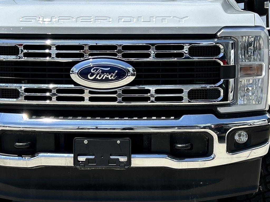 Ford F-250 SD XLT Crew Cab 4WD 2025