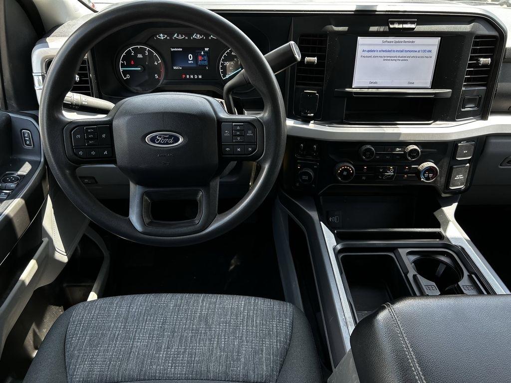 Ford F-250 SD XLT Crew Cab 4WD 2025