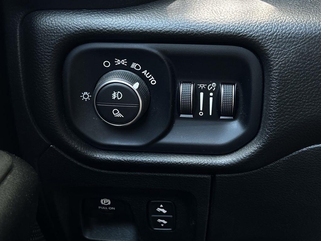 RAM 1500 Big Horn Crew Cab SWB 4WD 2025