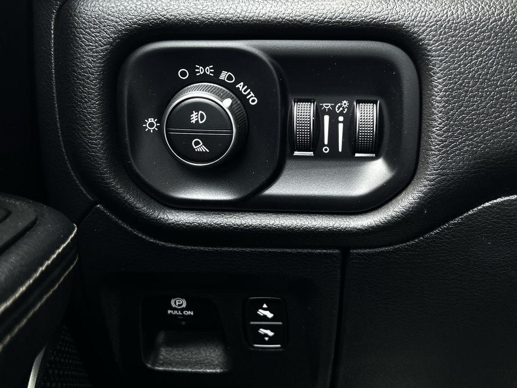 RAM 1500 Laramie Crew Cab SWB 4WD 2025