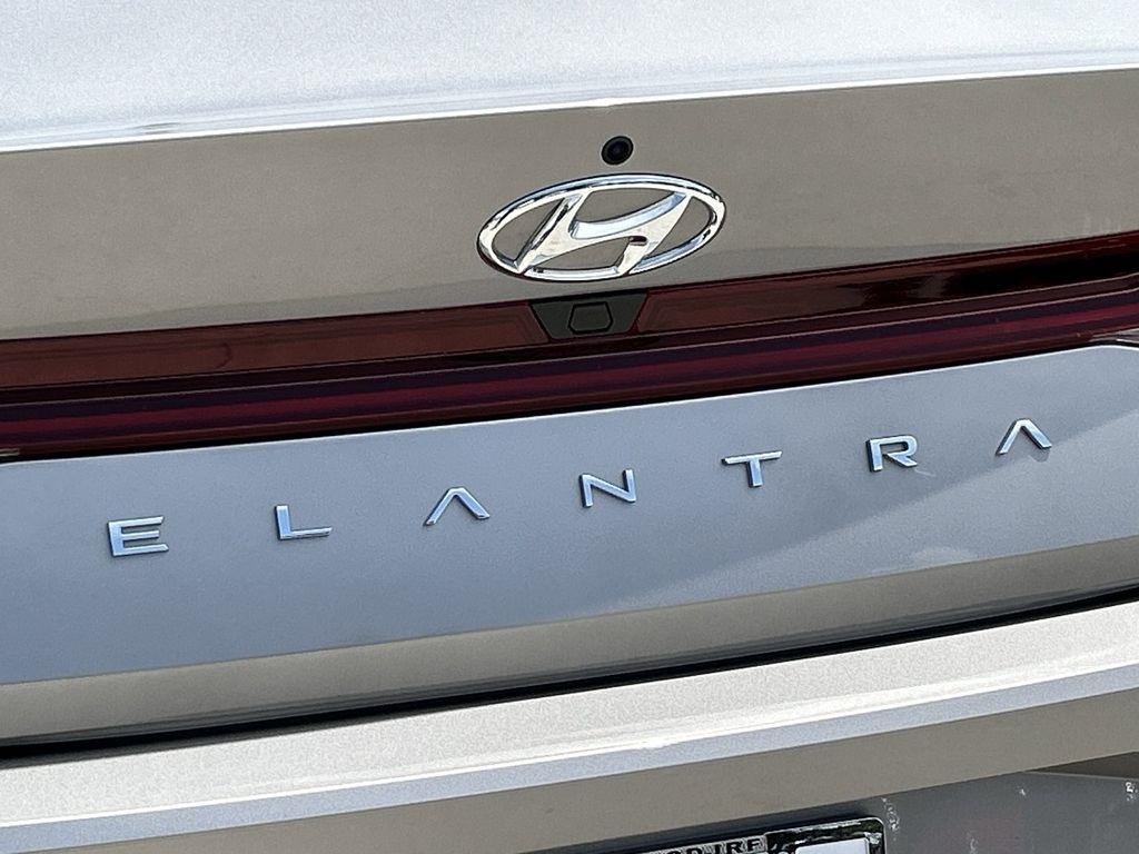 Hyundai Elantra Limited Hybrid 2023