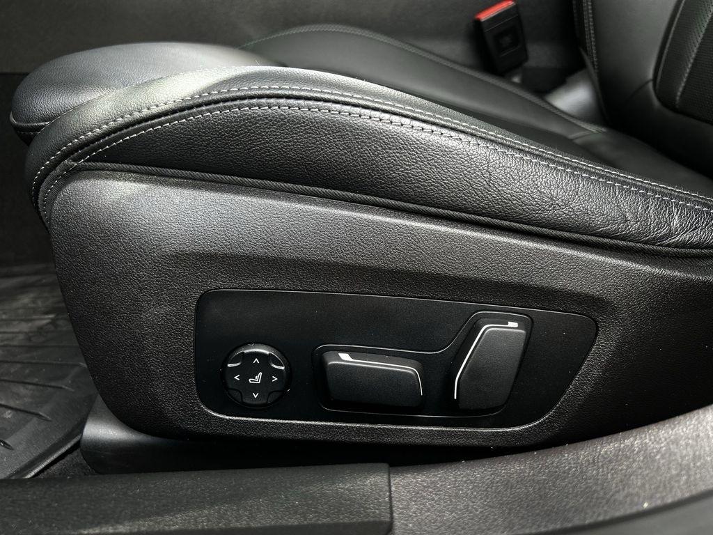 BMW 3-Series 330i 2025