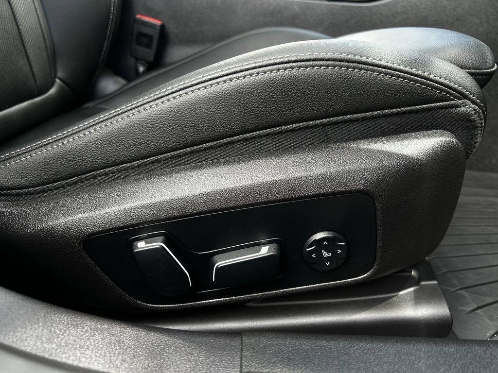 BMW 3-Series 330i 2025