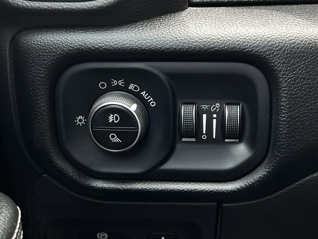 RAM 1500 Laramie Crew Cab SWB 4WD 2019