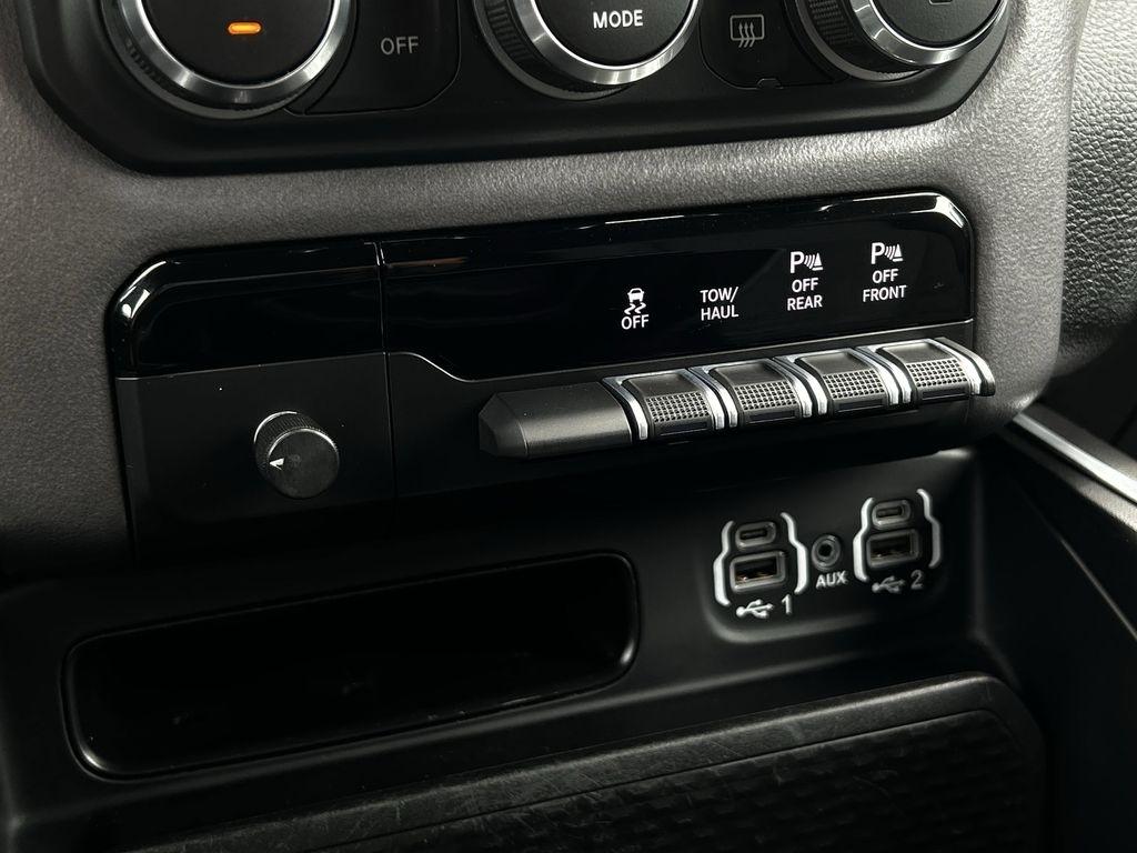 RAM 1500 Big Horn Crew Cab SWB 4WD 2023