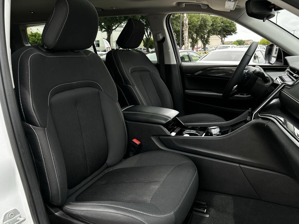 Jeep Grand Cherokee L Laredo 4WD 2023