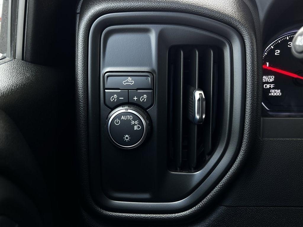 Chevrolet Silverado 1500 Custom Crew Cab 2WD 2024