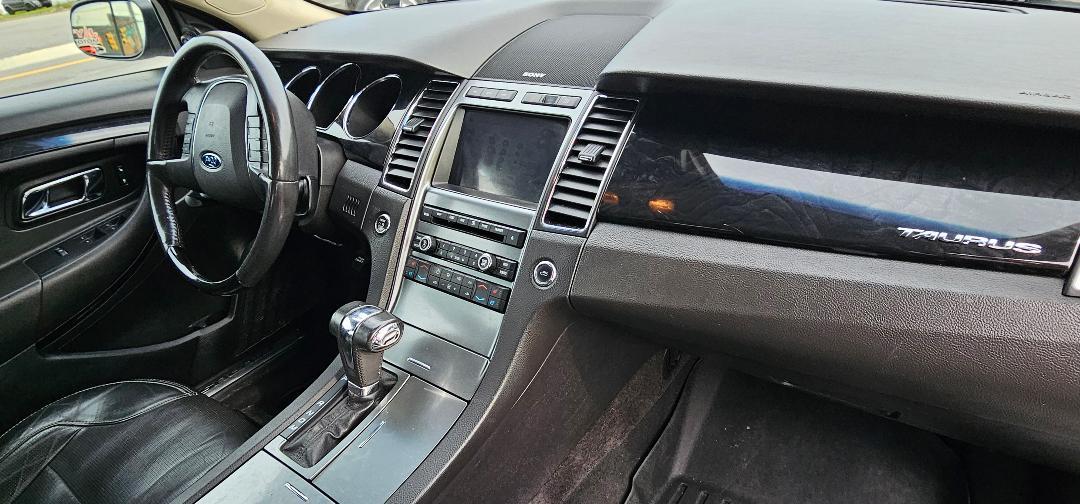 Ford Taurus Limited FWD 2011