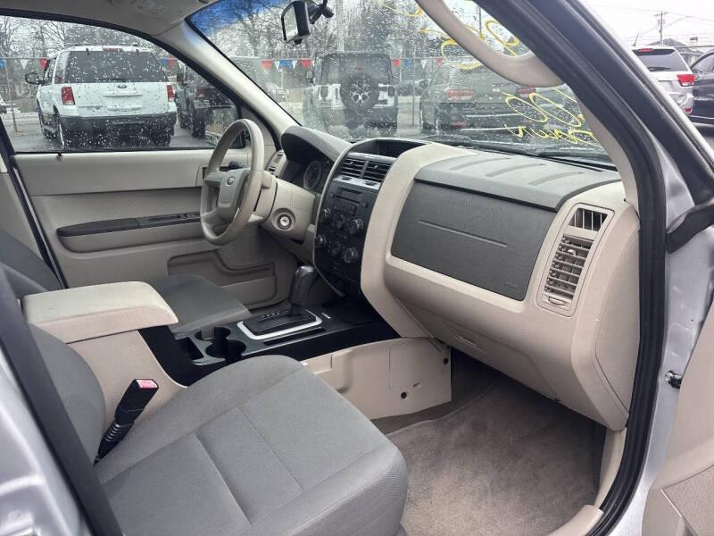 Ford Escape FWD 4dr XLS 2010