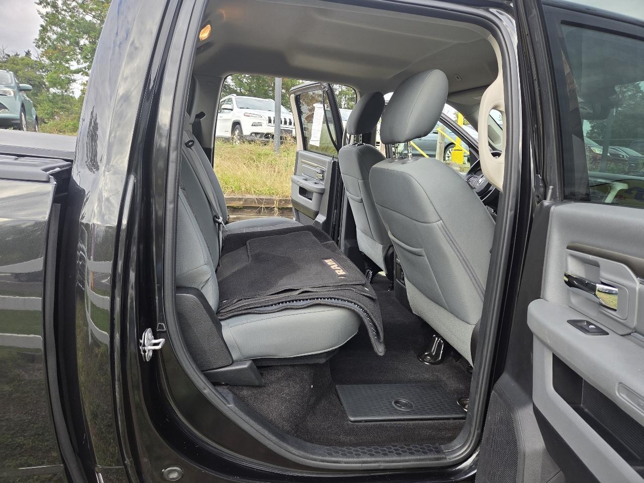 RAM 1500 Big Horn 4x4 Crew Cab 5'7" Box 2017