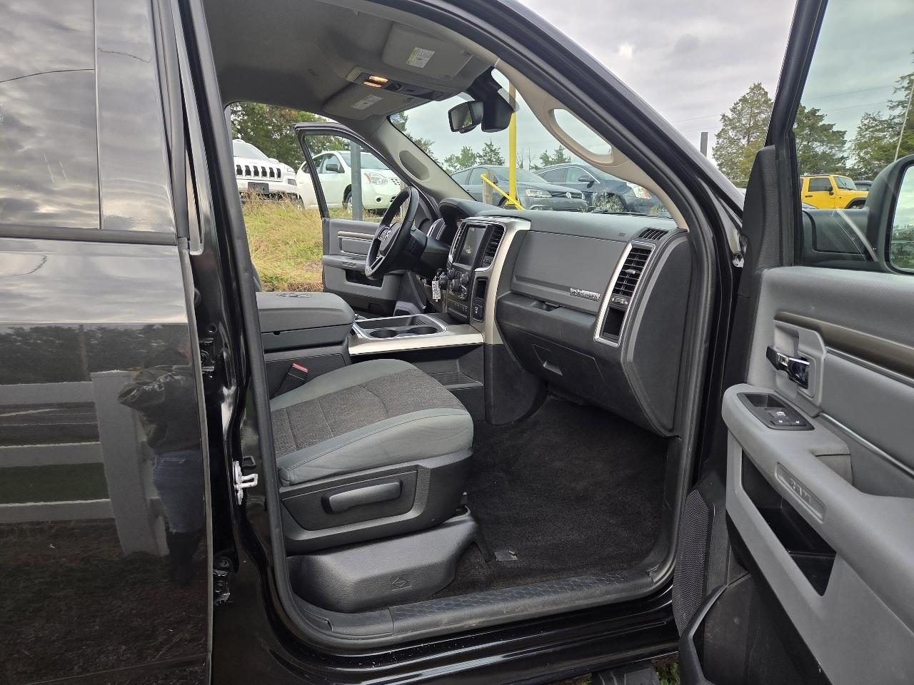 RAM 1500 Big Horn 4x4 Crew Cab 5'7" Box 2017