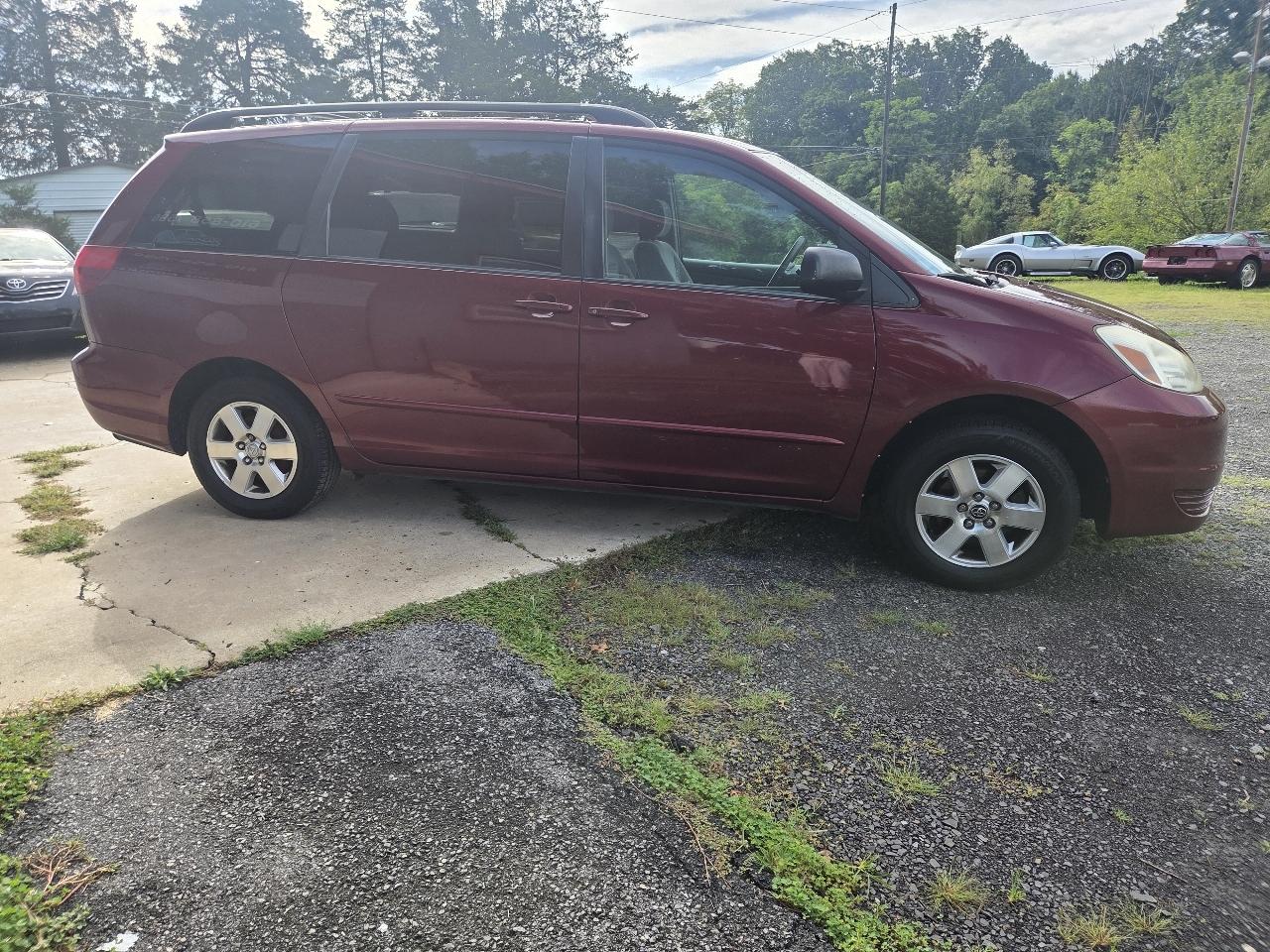 Toyota Sienna LE - 7 Passenger 2004