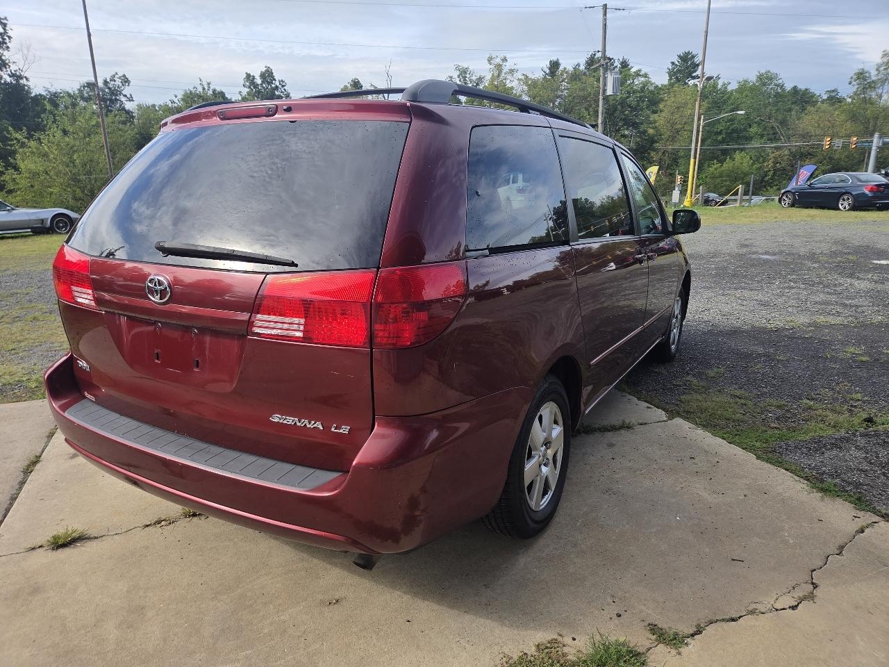 Toyota Sienna LE - 7 Passenger 2004