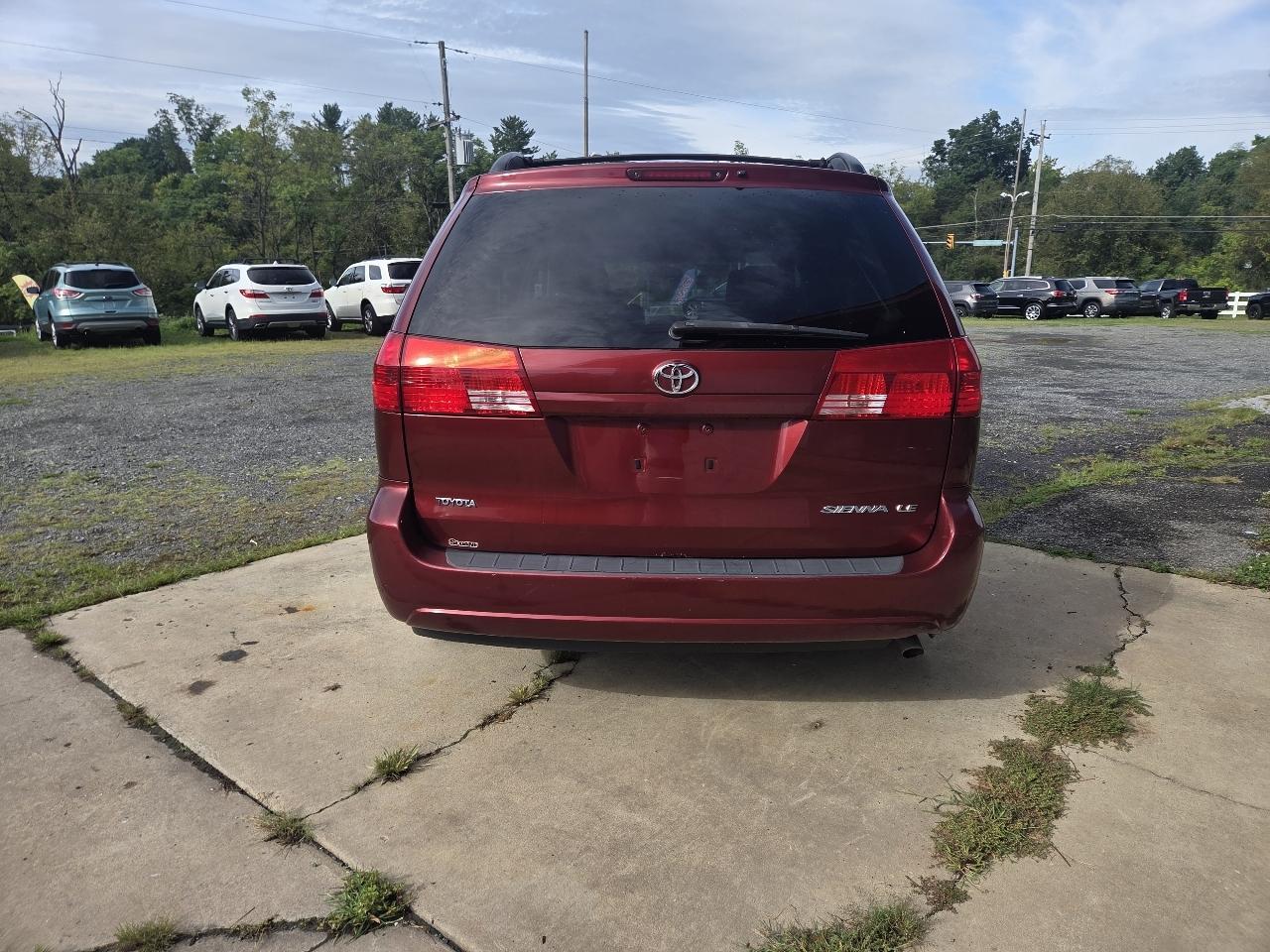 Toyota Sienna LE - 7 Passenger 2004