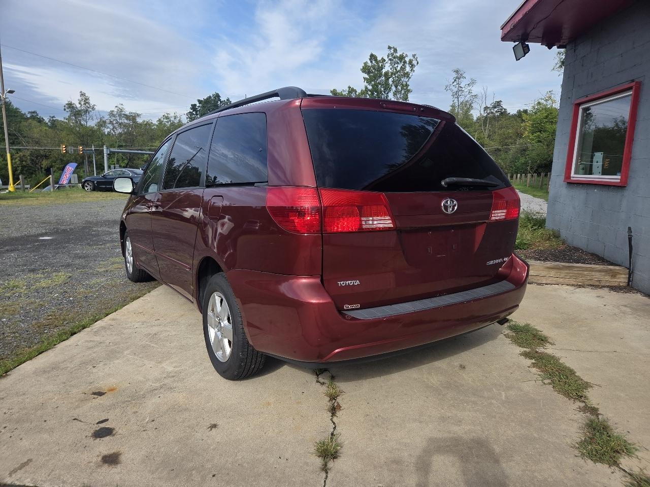 Toyota Sienna LE - 7 Passenger 2004