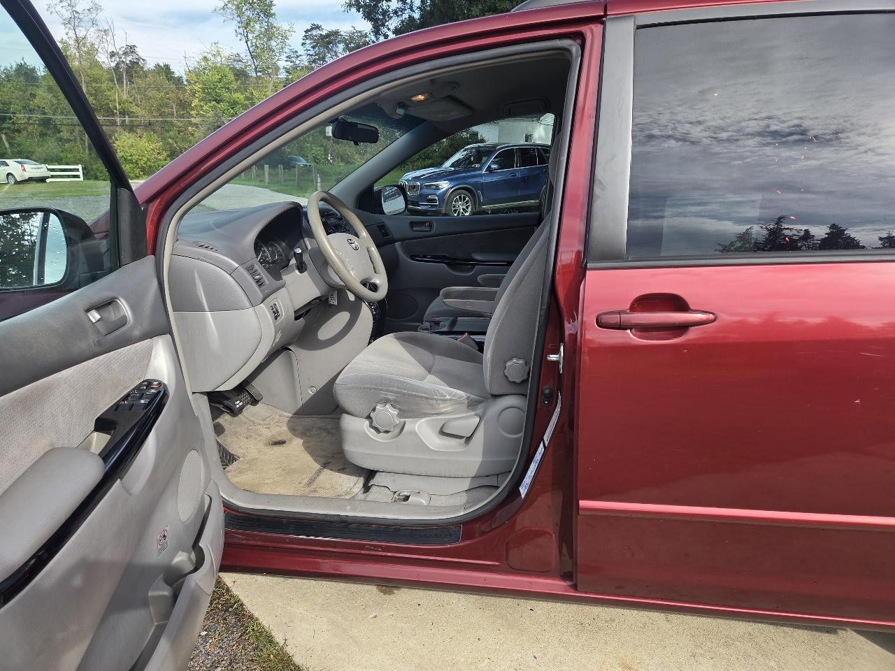 Toyota Sienna LE - 7 Passenger 2004