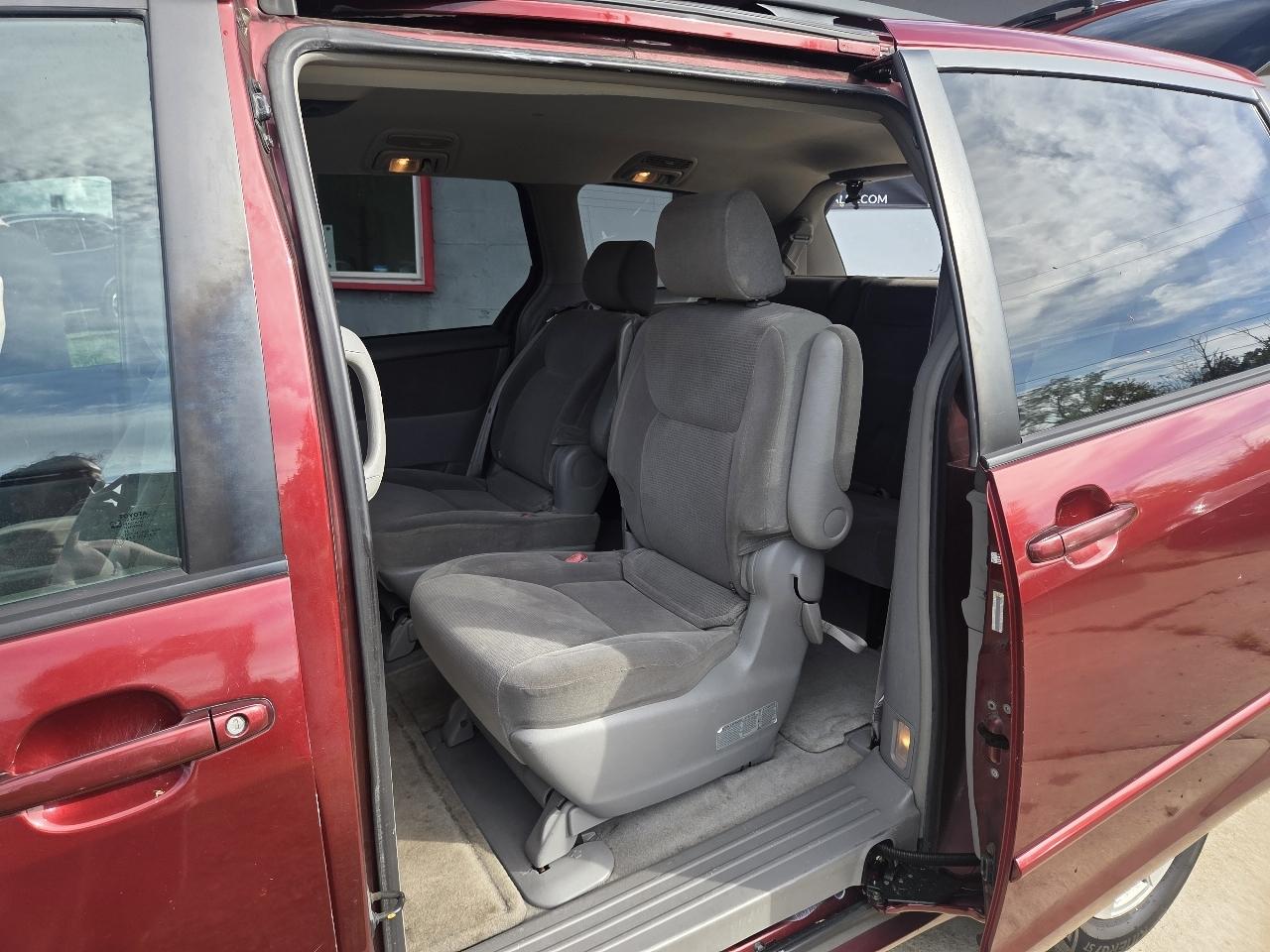 Toyota Sienna LE - 7 Passenger 2004
