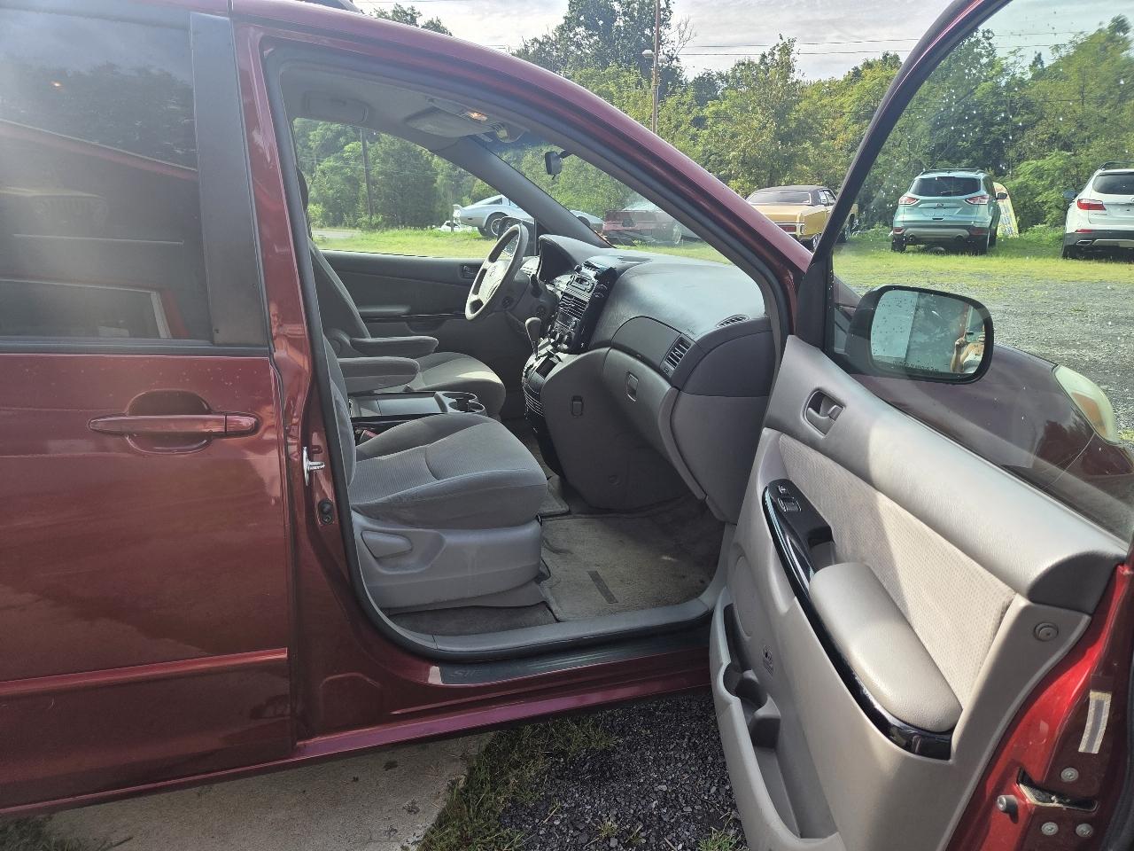 Toyota Sienna LE - 7 Passenger 2004
