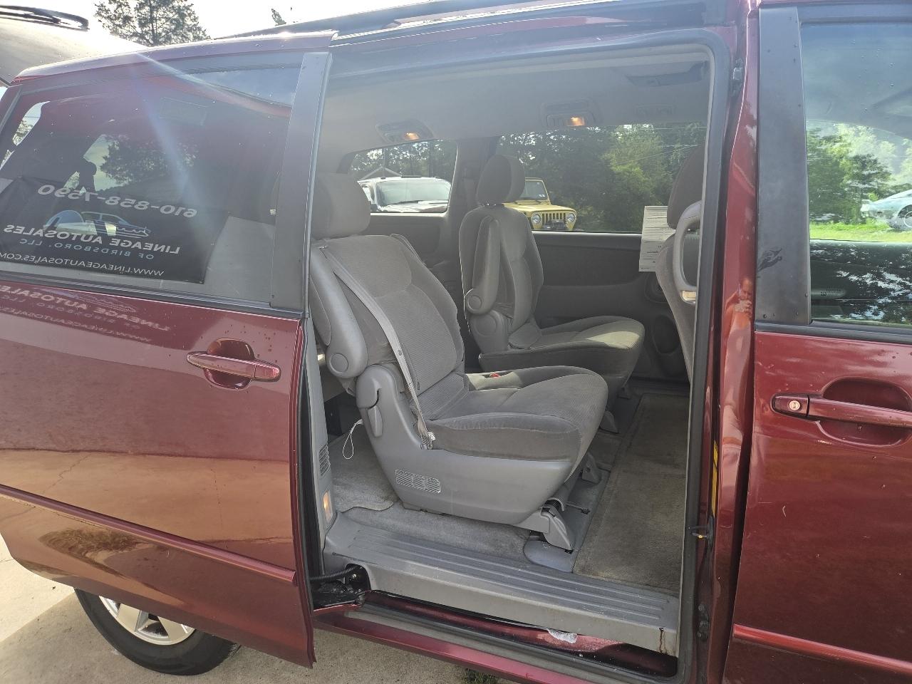 Toyota Sienna LE - 7 Passenger 2004
