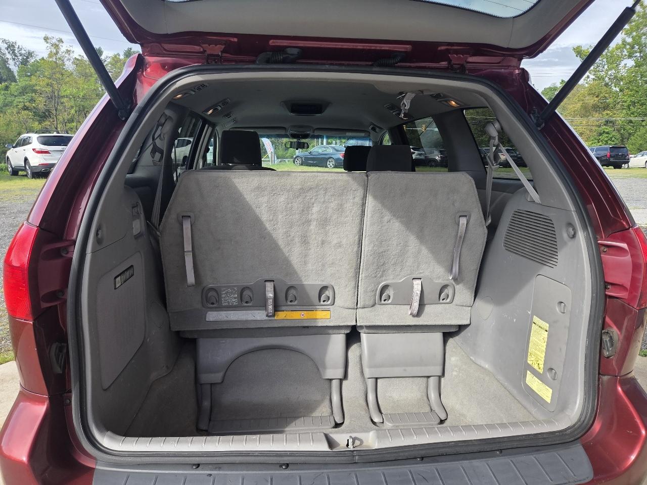 Toyota Sienna LE - 7 Passenger 2004