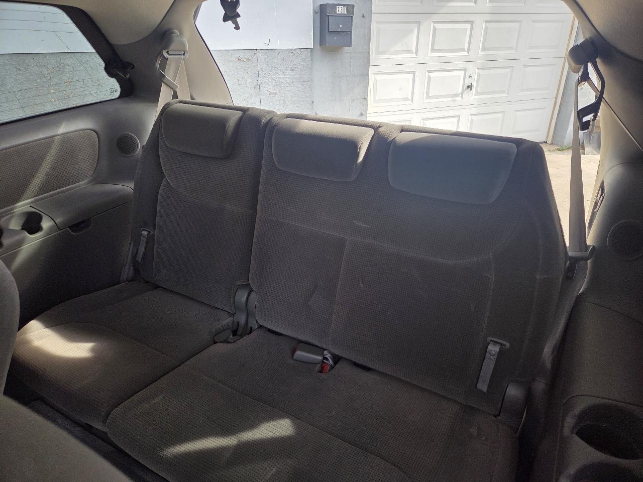 Toyota Sienna LE - 7 Passenger 2004