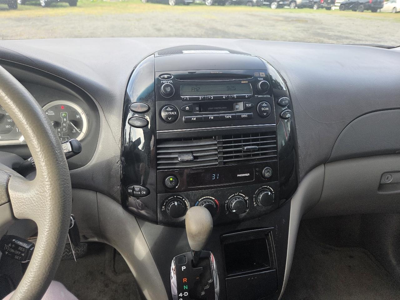 Toyota Sienna LE - 7 Passenger 2004