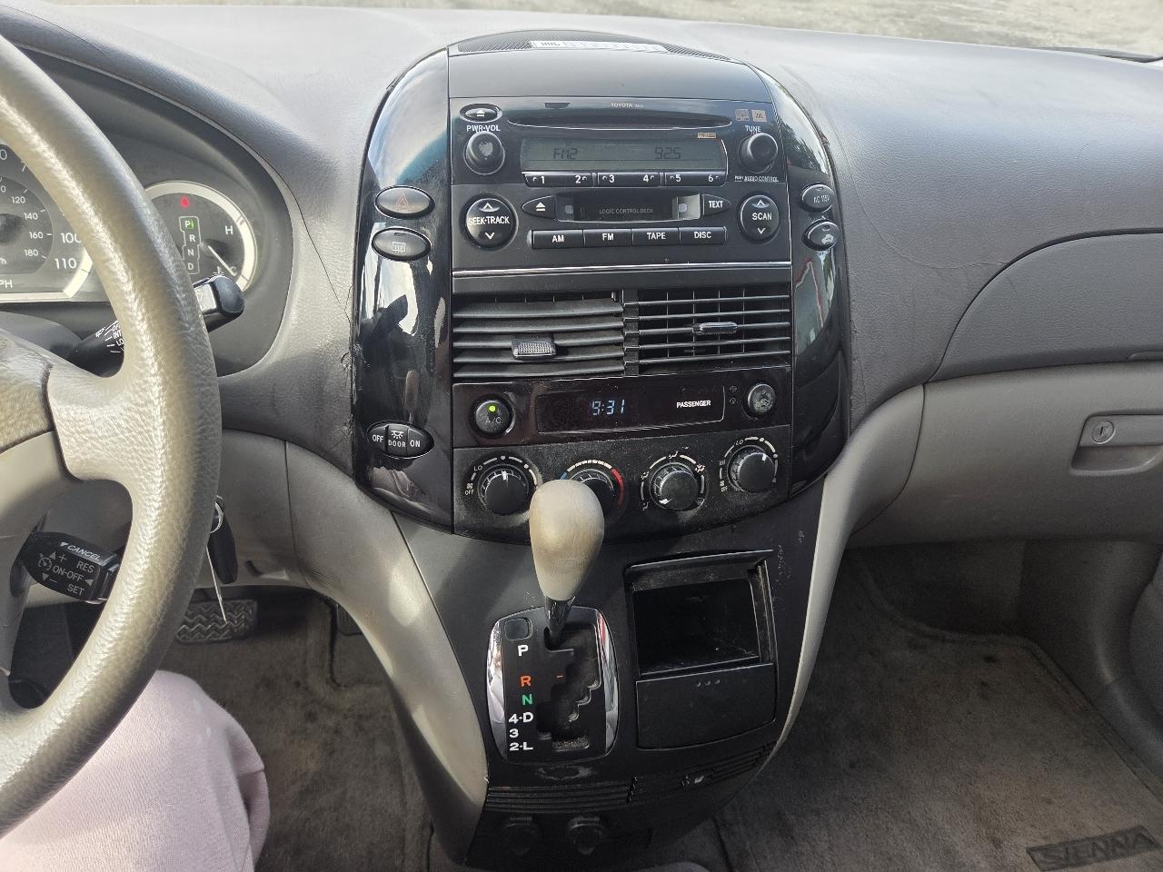 Toyota Sienna LE - 7 Passenger 2004