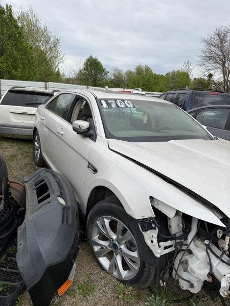 Ford Taurus SEL FWD 2011