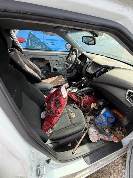 Hyundai Veloster Base 2013