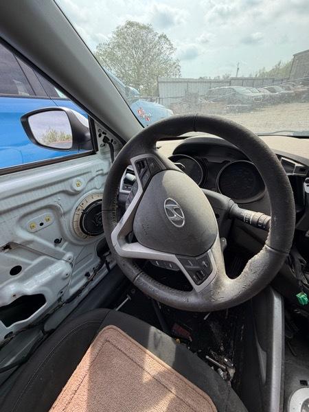 Hyundai Veloster Base 2013