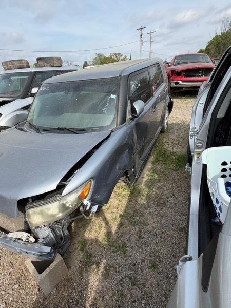 Scion xB 5-Door Wagon 5-Spd MT 2012