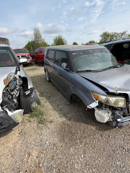 Scion xB 5-Door Wagon 5-Spd MT 2012